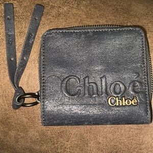 Chloe’ Gray Leather zip and snap Wallet. Beautiful condition(tiny snag see pics)
